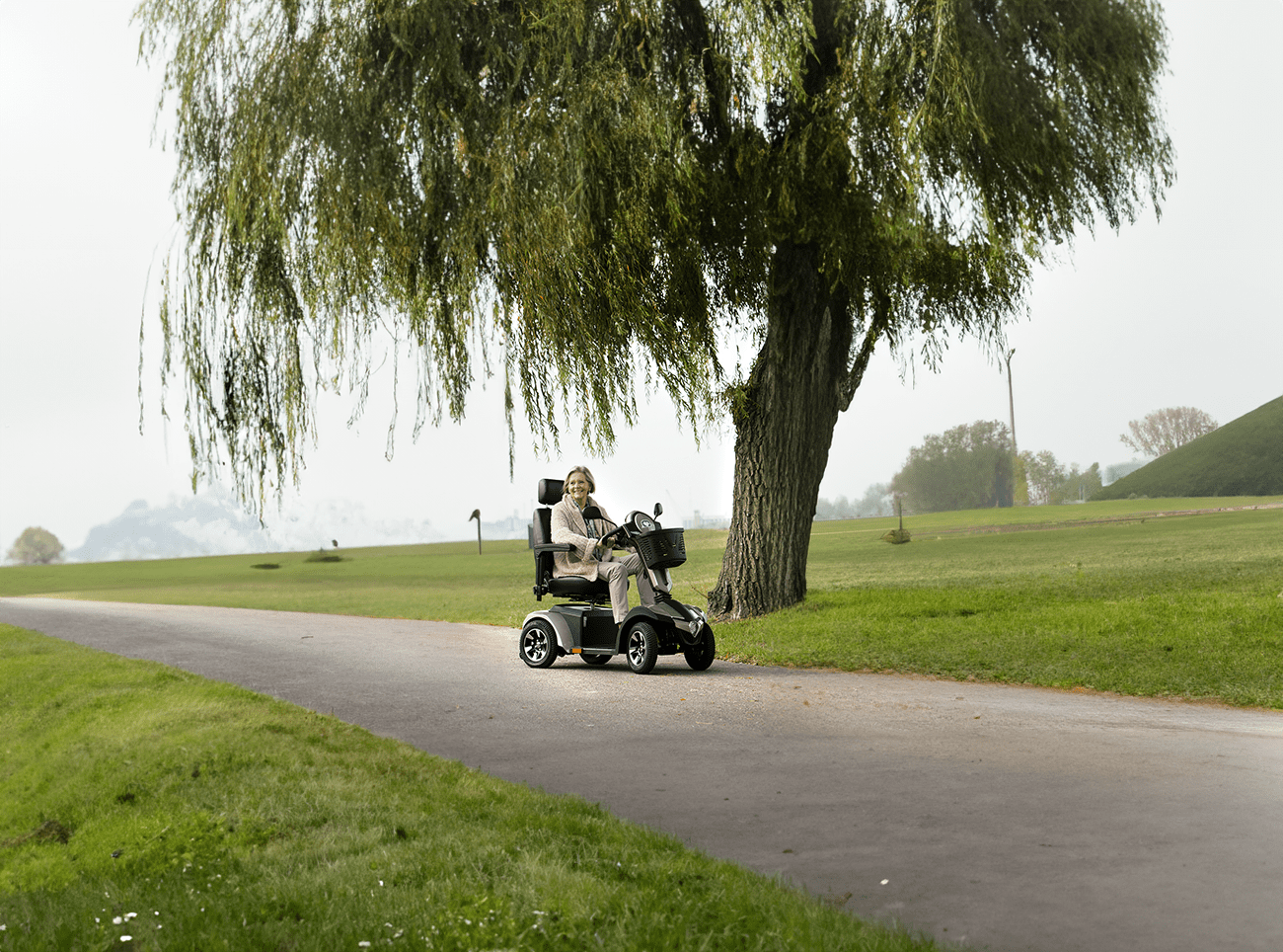 senioren-ai-1 Eine ältere Dame fährt mit ihrem Seniorenmobil.