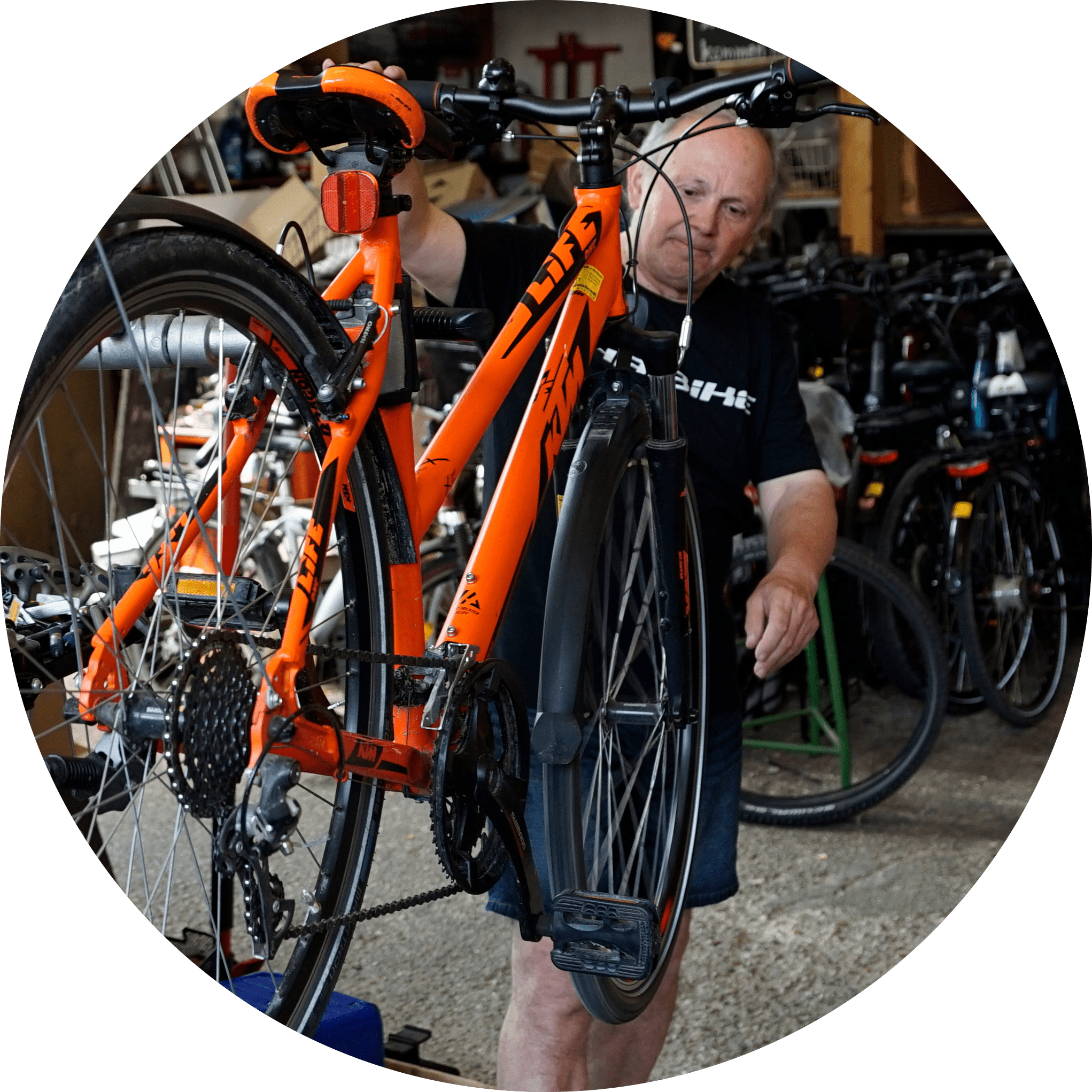 Helmut Weinhandl bereitet ein Fahrrad der Marke KTM zum Verkauf vor.
